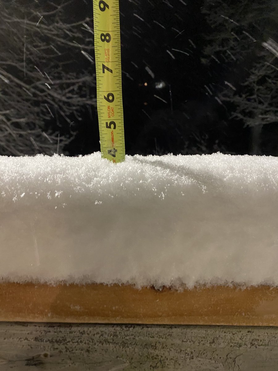 jdeckman7's tweet photo. @NWSPittsburgh @WTRF7News 3.75” of snow on the deck at 6pm on the hill outside of wheeling. https://t.co/VSogstZ3bY