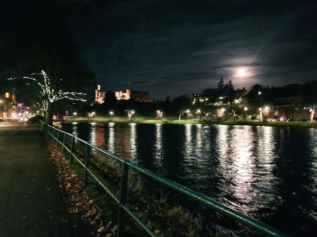 InverOutlanders's tweet photo. Inverness  tonight  #Nesswalk in the moonlight  @InvernessCastle https://t.co/u4j2lAhrKL https://t.co/grCACDDzUG