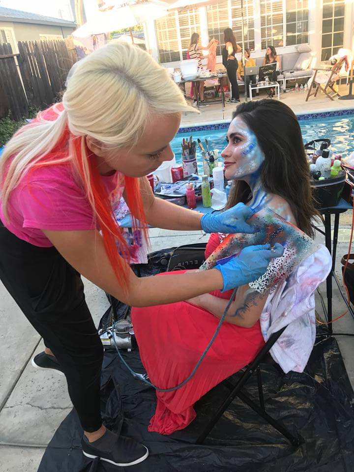 artbychromium's tweet photo. 1 or 2? Body painted 🌊Wave🌊 on her shoulder 🌊 I used airbrush to create this look.
💫🌠💫
Bodypainting #LanaChromium
💙
#airbrushart #makeupforunderwater #LAproduction #bldypainter #LAmakeup #LAbodyart #bluewave #reddress #smile #beautyshot #sandiego https://t.co/EanTgiRqdh