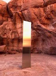 jellyicebeam's tweet photo. probably some shit artists gonna say “it’s an art installation where u look at your reflection and realis YOU were the alien all along.” total rubbish. I’ll start the bidding off at 2 million dollars https://t.co/PhtEQZcORx