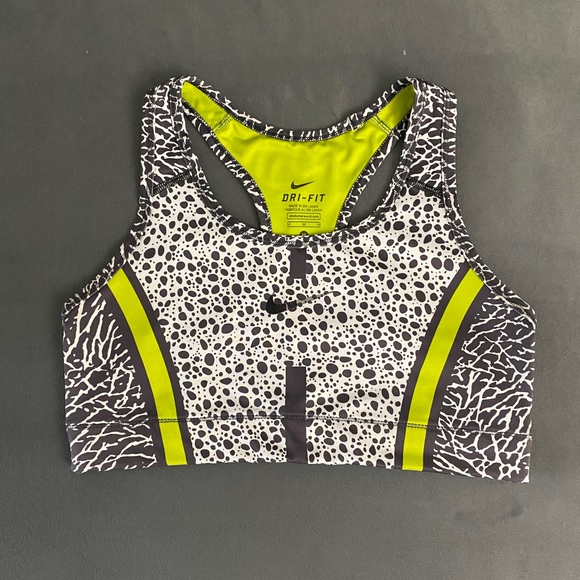 camoristyle's tweet photo. So good I had to share! Check out all the items I'm loving on @Poshmarkapp from @TheBandTeeShop #poshmark #fashion #style #shopmycloset #nike #vintage #northernreflections: https://t.co/Sr8dVT66ZD https://t.co/Po7V4HrT0F