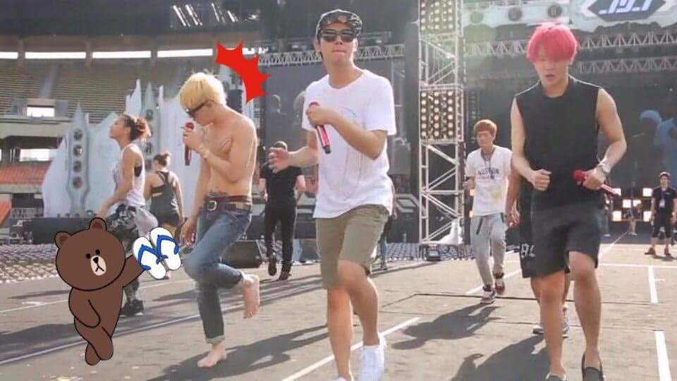 Today Jaejoong presented us his new image, so I'm also giving you the feet in their new look. Yes, they dressed up.