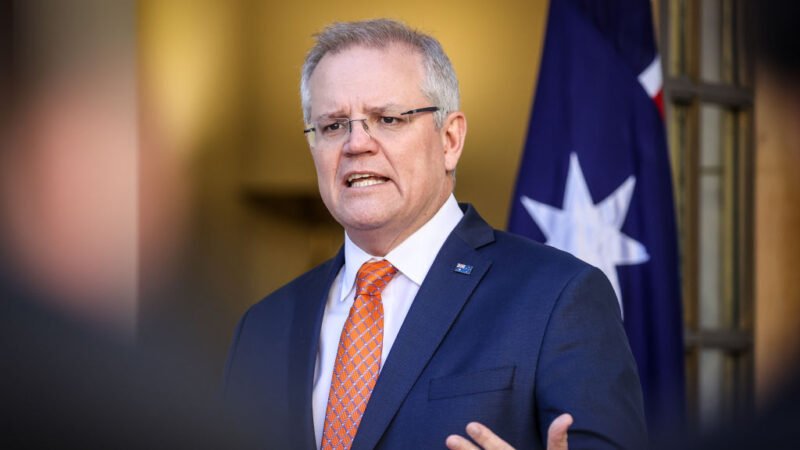 WuWu19521996's tweet image. 中共外交部發言人趙立堅戰狼言論再掀爭端。11月30日，趙立堅在推特上發出一張澳洲軍人持刀架在阿富汗兒童脖子上的圖片，華春瑩則誣陷澳軍在阿富汗「殘殺無辜」。對此，澳大利亞總理提出譴責，促中共道歉。