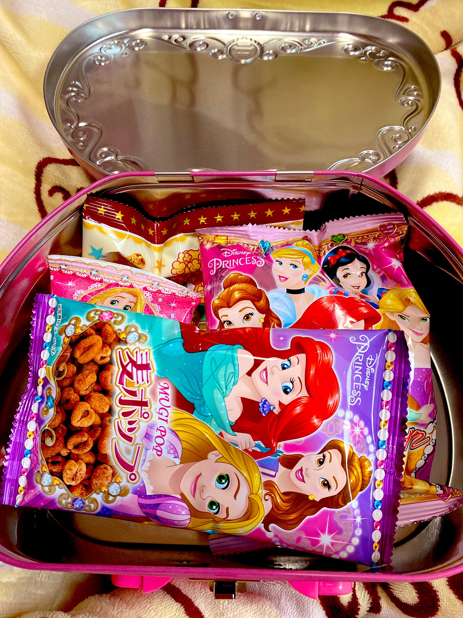 美広まりな 22 3 ぬぬぬフェス おはまり にゃん 今年もいっこだけクリスマスのお菓子のやつ買ったよー 今年はディズニープリンセスにしたよ 可愛い可愛い あんま使わない化粧品入れにしよー クリスマスのお菓子のやつめっちゃ可愛いからおすすめ
