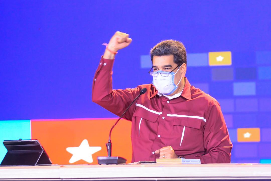 NicolasMaduro's tweet photo. Excelente encuentro con la juventud patriota para sellar el compromiso con la generación del Tricentenario del Natalicio de Francisco de Miranda, quienes asumirán el relevo en la toma de poder político para darle continuidad a la Revolución Bolivariana. ¡Vamos Juntos Juventud! https://t.co/OupjRJeWOn