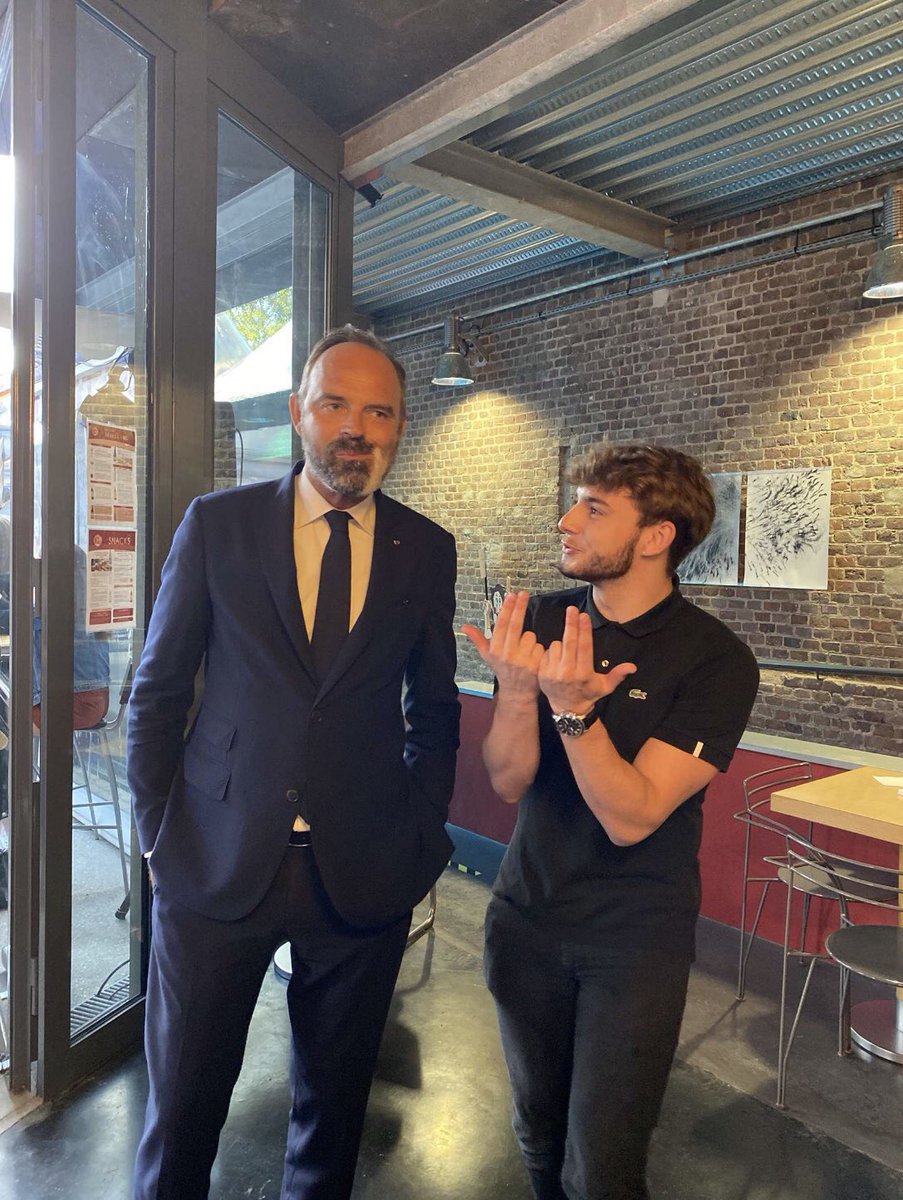 wesh <a href="/EPhilippe_LH/">Edouard Philippe</a> prochaine fois tu pourrais faire le signe JuL s'il te plait ? en plus ça s'voit à ton oeil que t'en avait envie