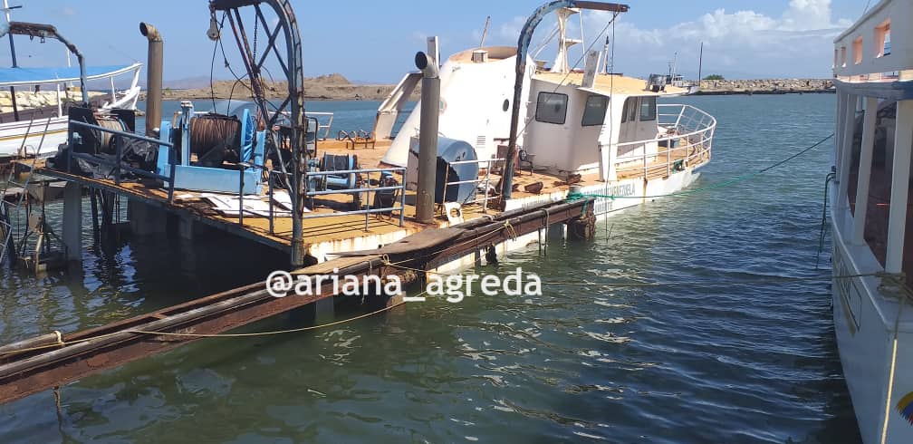ariana_agreda's tweet photo. #URGENTE | Desde el año 2015 no se le realiza el mantenimiento de la embarcación Guaqueri II anclada en la Marina de #Cumaná. Esto ha generado el estado de deterioro de esta maquinaria.
Otro golpe para el Instituto Oceanográfico de Venezuela #UDO
#1Dic #UDOResiste https://t.co/5uQQVaLskm