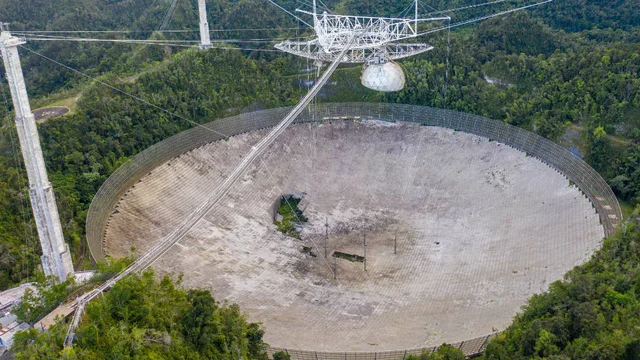 thehill's tweet photo. Massive radio telescope in Puerto Rico collapses https://t.co/V7dRrYEDPH https://t.co/N8C17tV0UZ