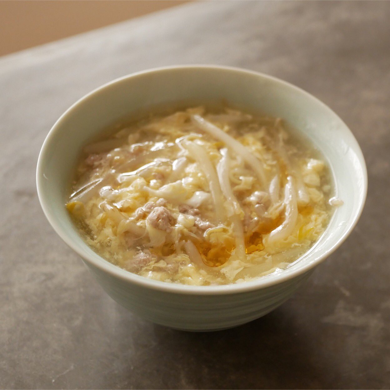 有賀 薫 On Twitter もやしと卵のぽってりスープ もやしとひき肉でスープを作り 片栗粉でかなり濃いめにとろみをつけて かきたまスープに しました もやしメインでボリュームたっぷり お腹の底からあたたまるスープです ひき肉ともやしを順に湯通ししてすっきり