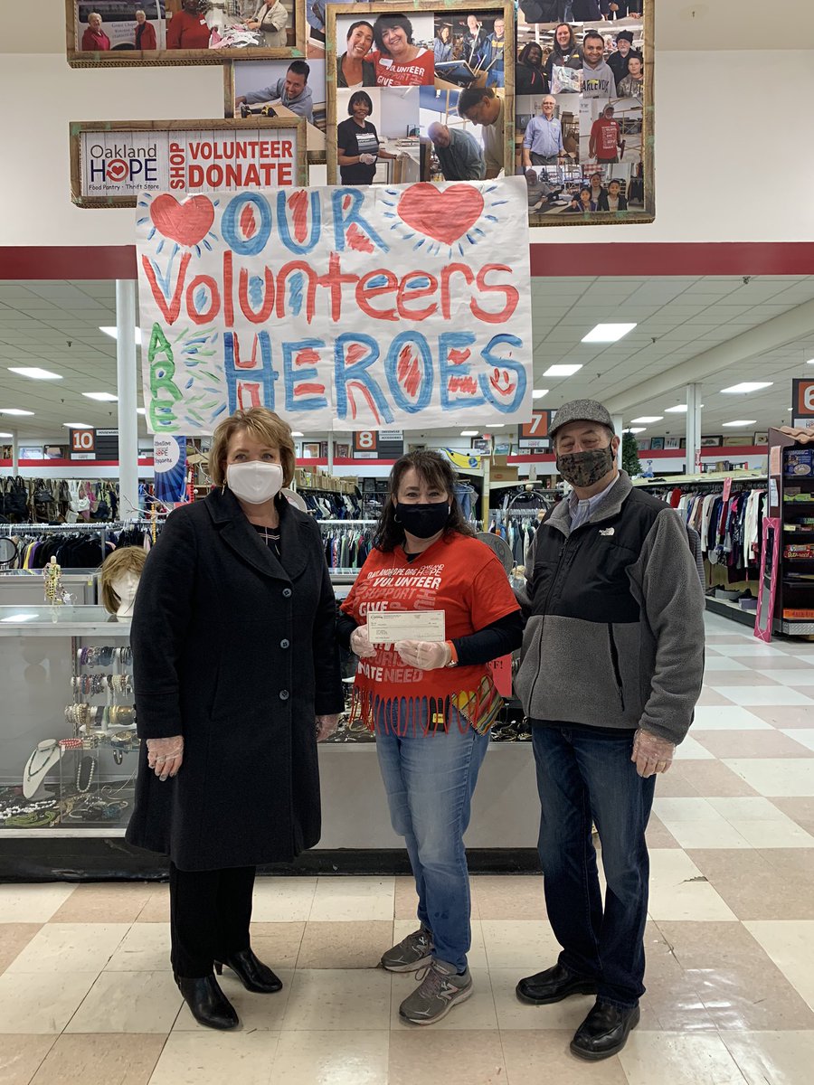 suzetta61's tweet photo. In honor of @GivingTuesday, Michael Embry, President of Comprehensive Benefits, join me to present a check to HOPE Oakland to support their efforts to fight food insecurity in Oakland County. Thank you, Mike, for your generosity! https://t.co/HPch0WONhQ
