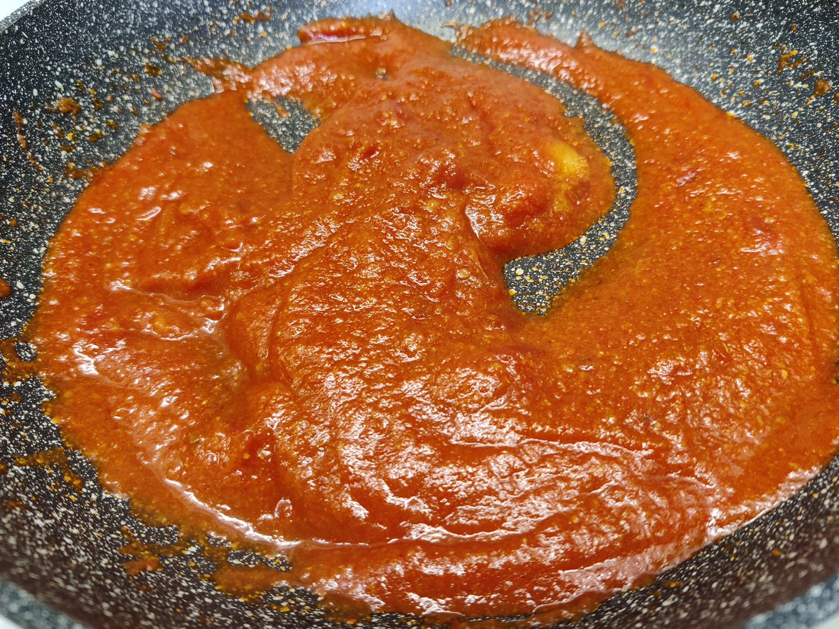 Next, cook the tadka. Fry ginger garlic paste in desi ghee. Add Kashmiri red chilli powder. Add tomato puree.