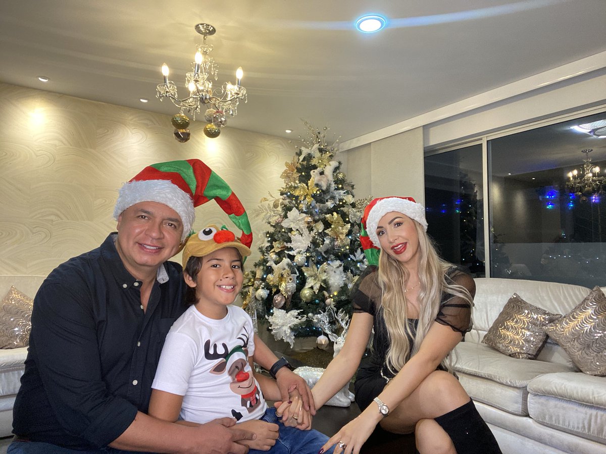 DICIEMBRE Mes de las ilusiones, de las promesas, de los sueños cumplidos y de los que vendrán, la vida es distinta a mes, muchos cambios para bien o para mal ya nada será igual, que epoca que hoy inicia Dios nos siga abrigando  con su inmenso amor, protección, Fé y fortaleza 🎄