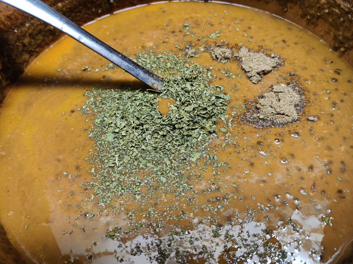 Once this is done, add toasted kasuri methi (very imp in all Peshawari-Punjabi recipe like Tandoori chicken / butter chicken), add garam masala, salt to taste. Cook a little more on low flame (because why not)