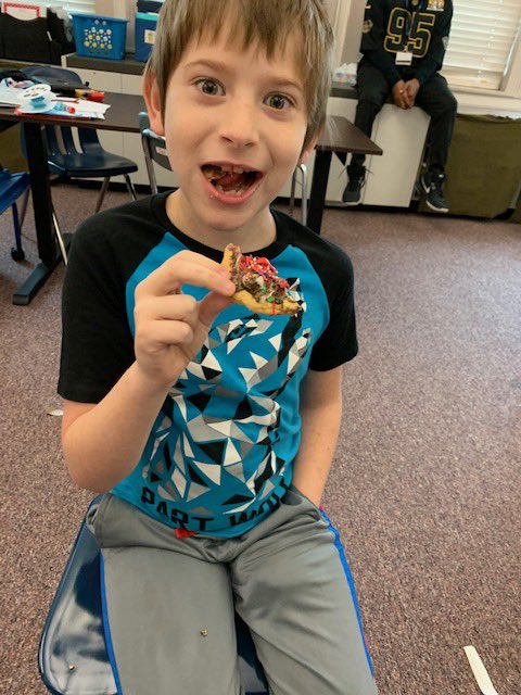 BirdBoces's tweet photo. Did someone say cookies? YUM 🎄🎄 https://t.co/GsDEZvmiLK