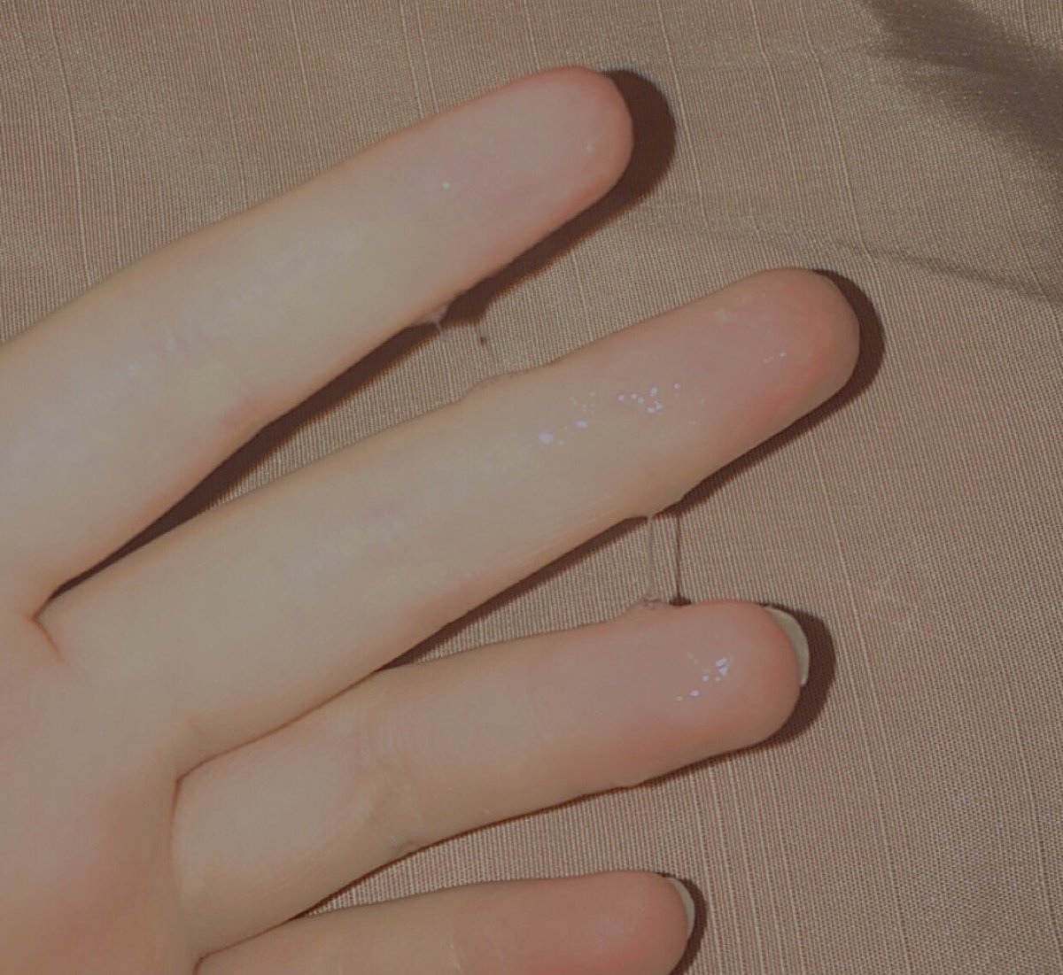 Kan niet slapen😥😥 dan nog maar even lekker vingeren en lekker spelen met mijn haarborstel🥰🥰 bij gebrek aan een dildo die maar heel diep in mijn kutje stoppen😊#slut #horny #cumtributeِ #biseksueel #girlongirl #geil #natkutje