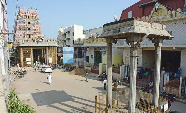 The temple of the Supreme DoctorVaidhya Veeraraghavar TempleTiruvallur, Tamil Nadu #Thread Sri Vaidhya Veeraraghava Temple is one of the 108 Divya Deshams. Markandeya Purana provides many details regarding this temple.Temple pond here is very famous for health benefits.