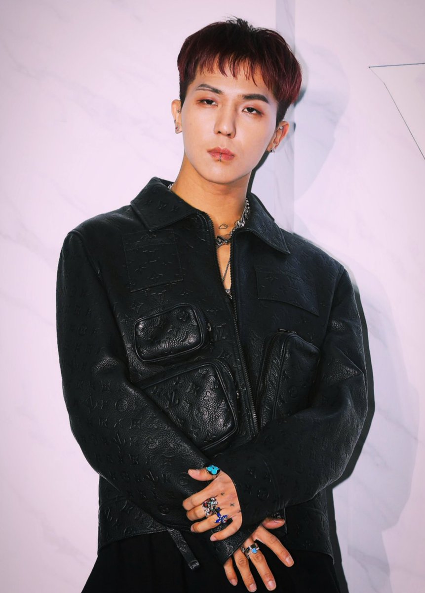 OnlyLookAt_MINO's tweet photo. [🖤] Thread of celebrities (male) being fans of #MINO ~

#송민호 @official_mino_ https://t.co/ux8bkmfZgc