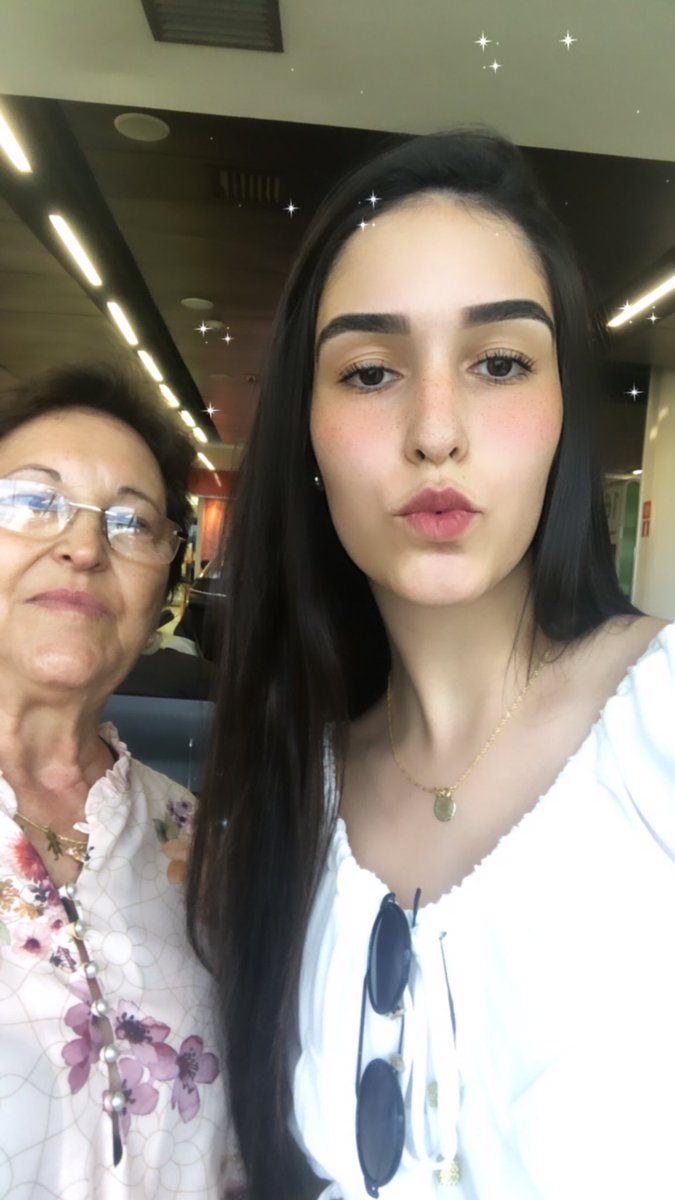 IullyLuana's tweet photo. Aí vozinha... doi tanto essa saudadinha que sinto da senhora 😔😭💔 https://t.co/VxmohpRLwg