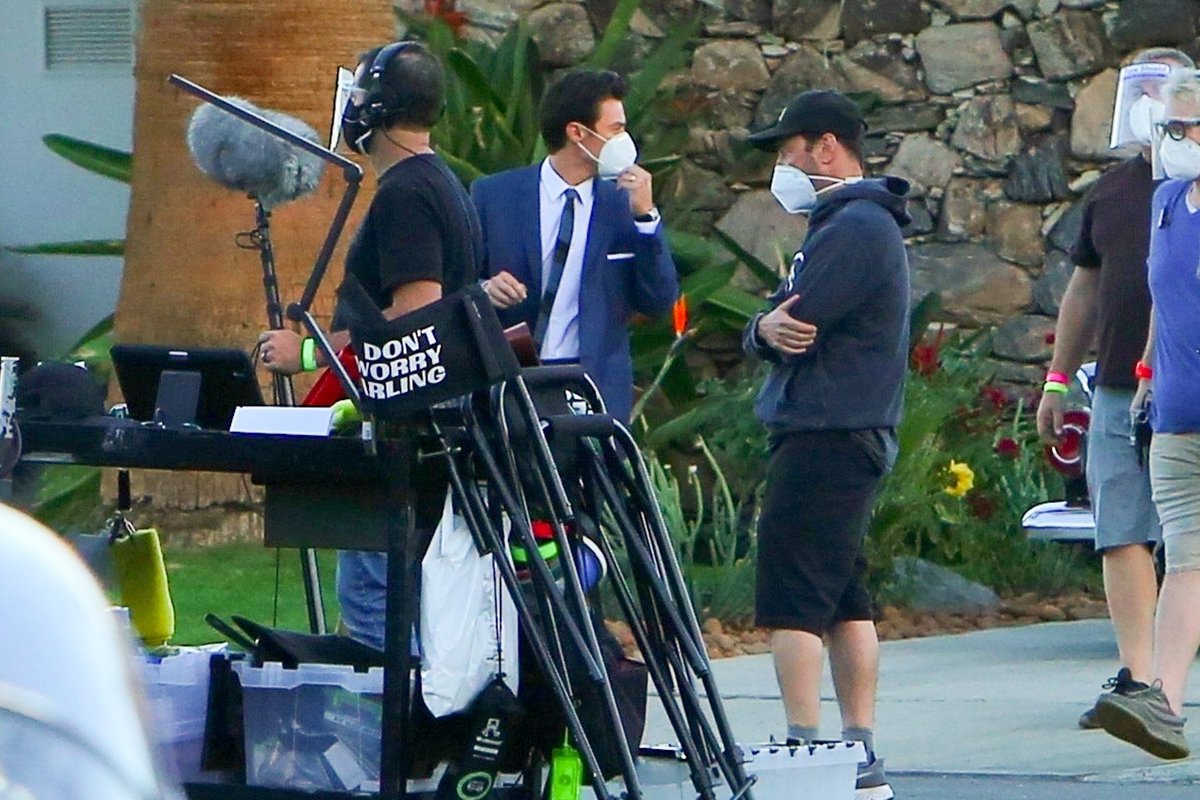 hsdcandids's tweet photo. More of Harry on the set of Don’t Worry Darling - December 1 https://t.co/nI52bwSB55