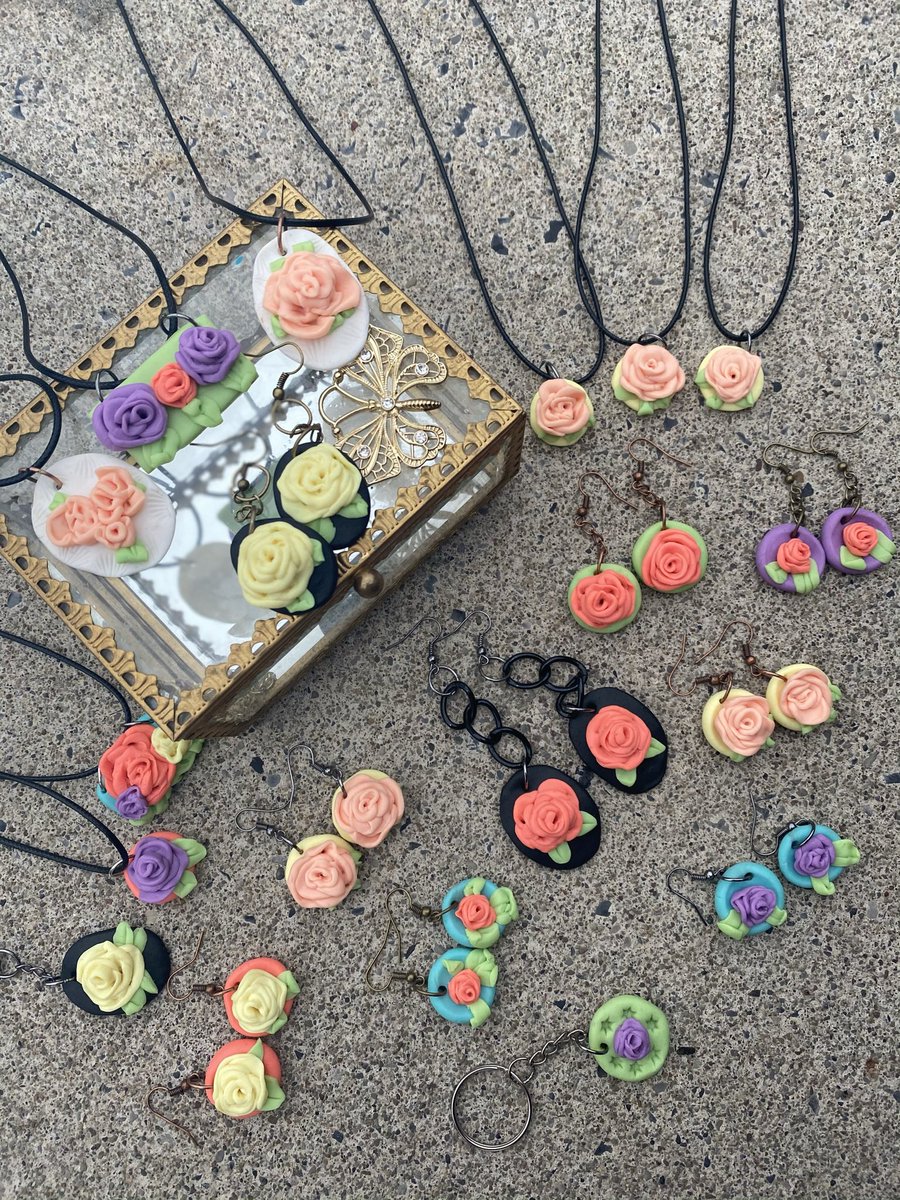 LoganCustomized's tweet image. Hi I’m @logananhorn &amp;amp; I’m the small business owner of Customized by Logan! 🦋 

I’m a full time creator. While I’m primarily an acrylic artist, I have started making clay jewelry and custom acid washed apparel. 

IG: CustomizedByLogan

| MY WEBSITE |
✨customizedbylogan.squarespace.com/shop ✨