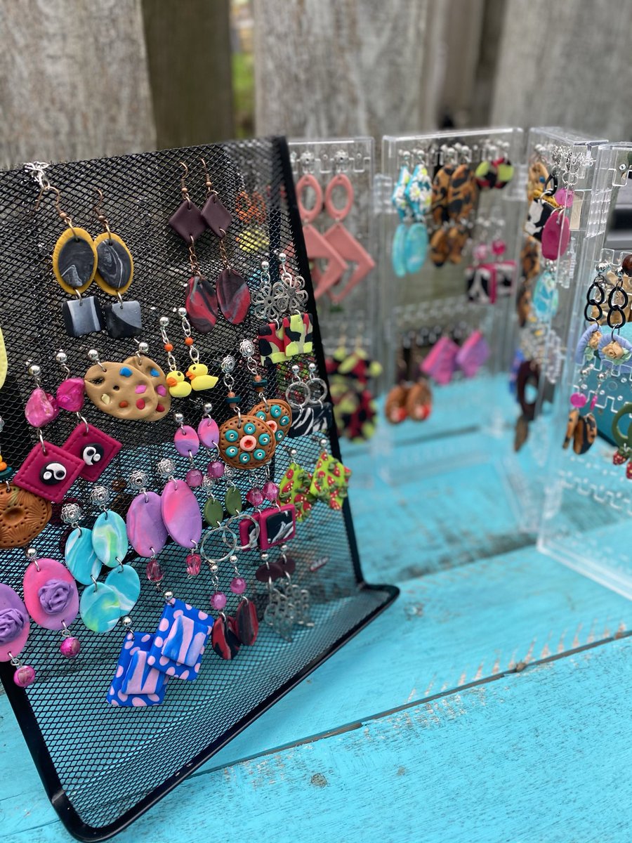 LoganCustomized's tweet image. Hi I’m @logananhorn &amp;amp; I’m the small business owner of Customized by Logan! 🦋 

I’m a full time creator. While I’m primarily an acrylic artist, I have started making clay jewelry and custom acid washed apparel. 

IG: CustomizedByLogan

| MY WEBSITE |
✨customizedbylogan.squarespace.com/shop ✨