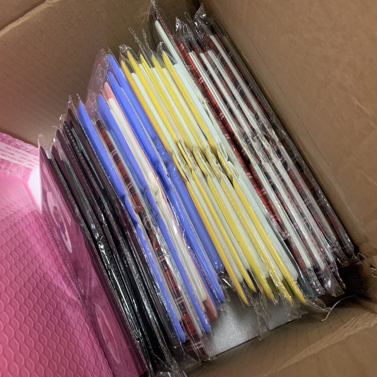 pigsoonigo's tweet photo. 바인더&amp;스티커 재고 판매!!📣📣

사진에 있는 수량만 있으니까 원하신 분 DM연락주시면 돼요!🥰순서대로 드리도록 하겠습니다!💜 https://t.co/WEFJTuJUyB