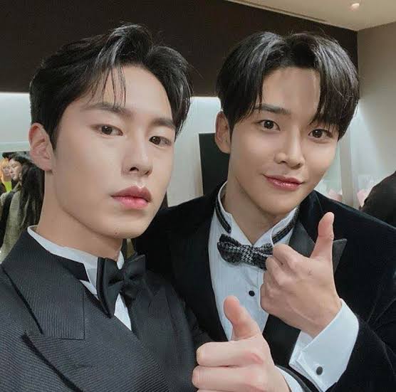 LeeJaeWook_News's tweet photo. Q : โรอุนให้สัมภาษณ์ว่าเขาได้สร้างมิตรภาพที่ดีที่สุดกับคุณๆ ประทับใจอะไรในตัวเขามากที่สุด?

A : ใช่แล้วครับ พวกเรามีบุคลิกที่คล้ายกันและกลายเป็นเพื่อนที่ดีที่สุด ผมสามารถพูดคุยกับเขาได้ทุกเรื่องผมรู้สึกขอบคุณเขามาก ถ้ามีโอกาสก็อยากจะร่วมงานกันอีกครับ
#이재욱
#LeeJaeWook https://t.co/ZPzLAk1nWM
