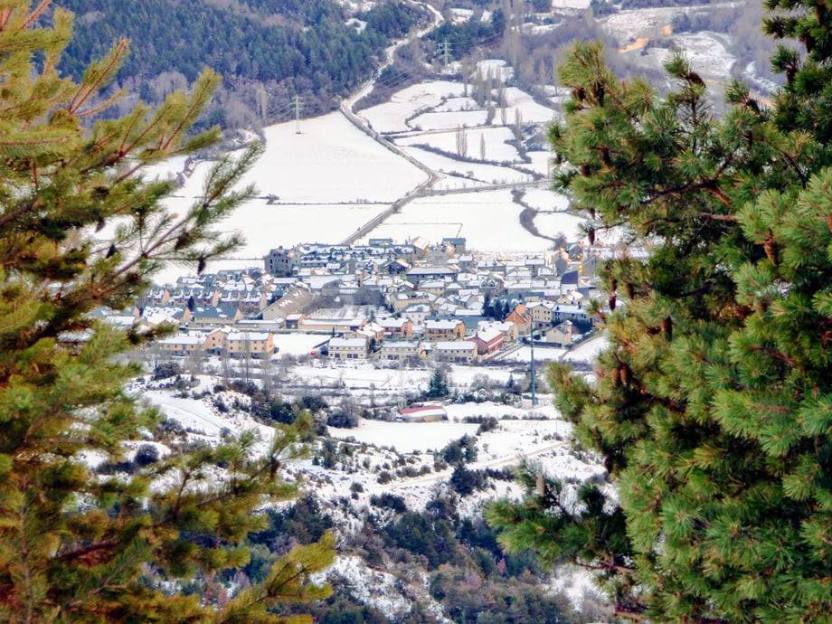 RocaNevada's tweet photo. 😍¡Que poco nos queda para volver a ver #Villanúa todo nevado!😍 https://t.co/O7sFbW1nlt