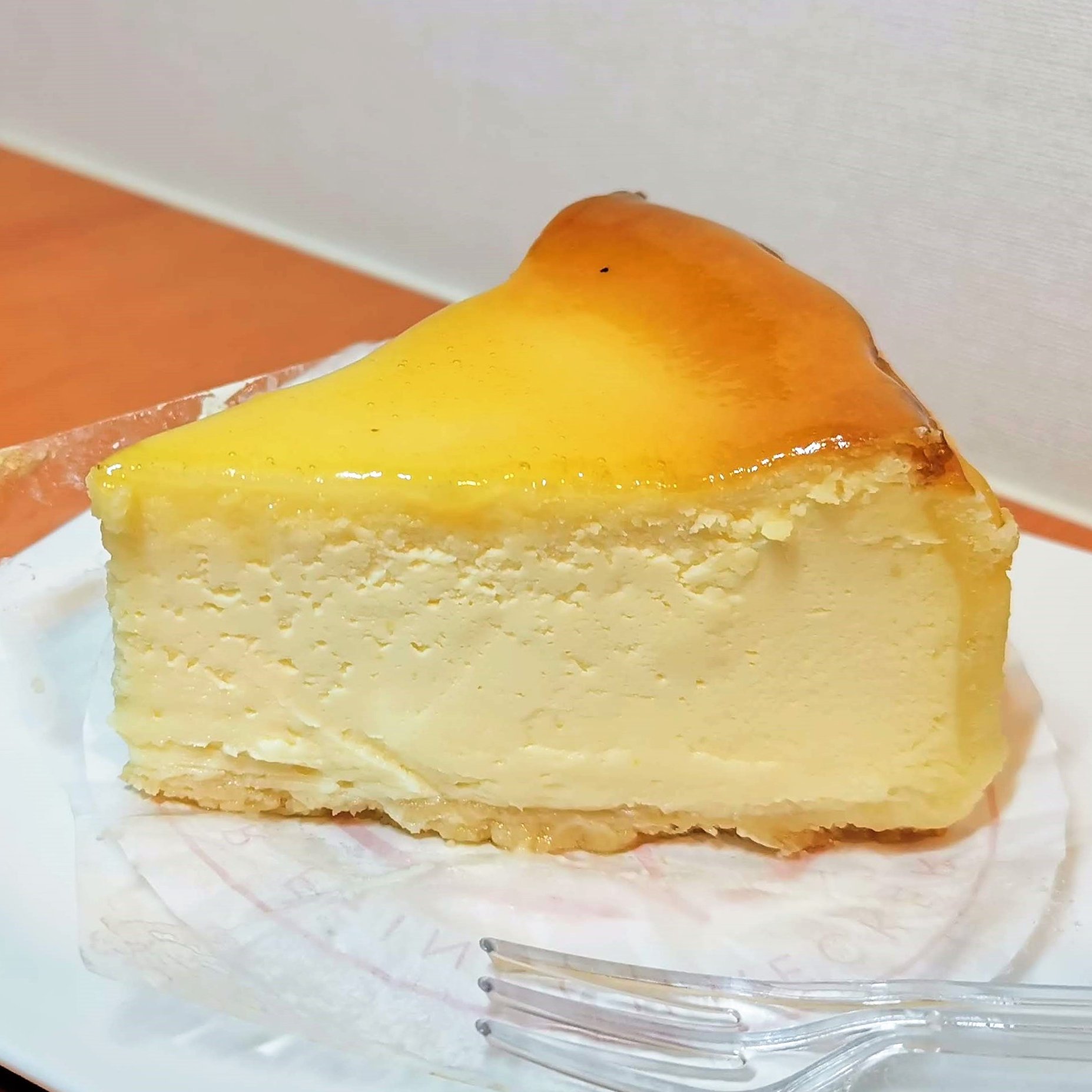 かなざわ チーズケーキ チーズケーキを研究中 Juchheim ユーハイム は100年以上の歴史を持つ老舗の洋菓子店で 日本洋菓子のレベルを向上させるのにも一役買ったお店ともいわれています 日本の洋菓子の歴史を考察する上では欠かせない存在です