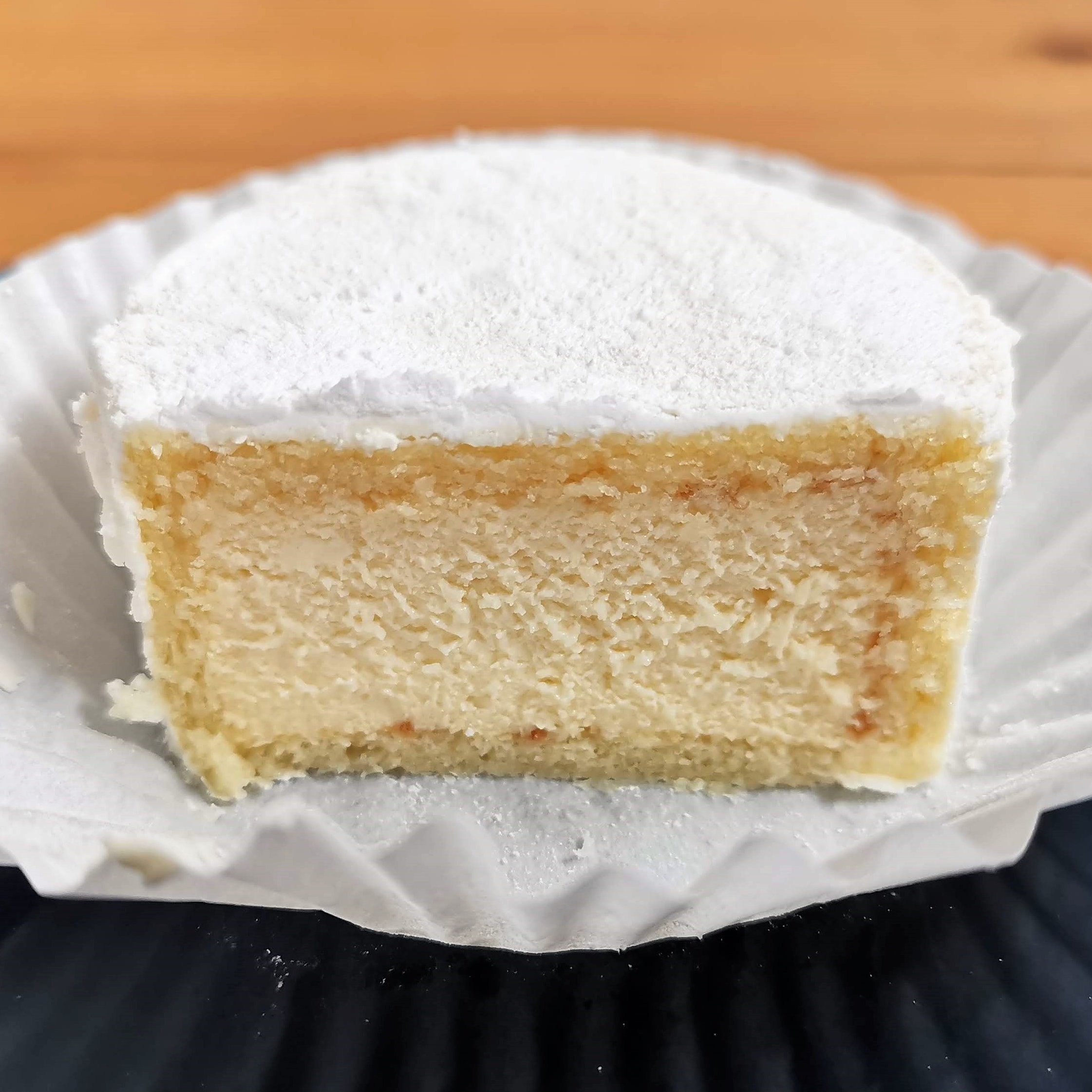 かなざわ Juchheim ユーハイム は100年以上の歴史を持つ老舗の洋菓子店で 日本洋菓子のレベルを向上させるのにも一役買ったお店ともいわれています 日本の洋菓子の歴史を考察する上では欠かせない存在です こちらは看板商品であるバウムクーヘン 無