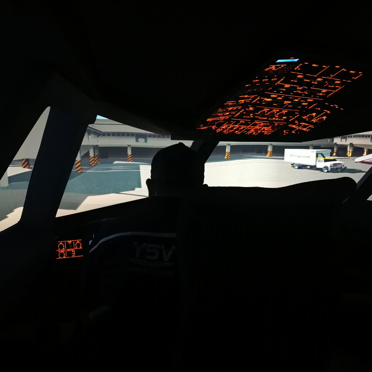 FlyaSimsv's tweet photo. Disfrute de una experiencia única en El Salvador! Vive la adrenalina de entrenarte como un piloto de Aerolinea! Experiencia abierta para todo mundo!! Escribenos para agendar tu cita! https://t.co/NspXFHuj0I
