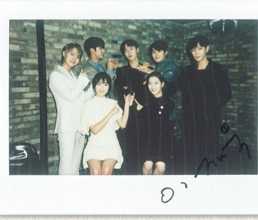 hellobungz's tweet photo. Eoharu cast signed polaroid for lucky Japan Fans
 
*) Youngdae: Eoharu daebak
📎https://t.co/dealgcGG8D

#김혜윤 #KimHyeYoon #로운 #Rowoon #어하루즈 #LeeTaeRi #이태리 #김영대 #KimYoungDae #이나은 #LeeNaeEun #이재욱 #LeeJeaWook #정건주 #JungGunJoo #ExtraordinaryYou #어하루 https://t.co/7TALczHLpp