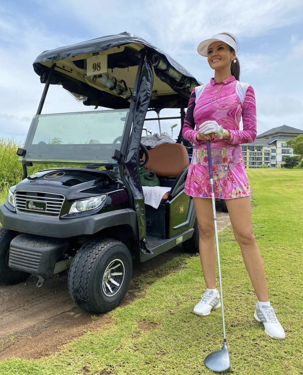 quinnfarah's tweet photo. Golf and catching up with old friends @newkutagolf  #Bali ⛳️🏌🏻‍♀️🎉 ps: cute 👗 @torigolfbali #newkutagolf #swingitwithstyle #fq_sports https://t.co/L5kTwXRGis