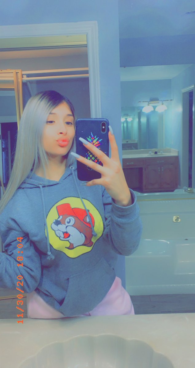 AnahiR0driguez's tweet photo. fuck you i’m hot 😉 https://t.co/Iw5Ml9iVmJ