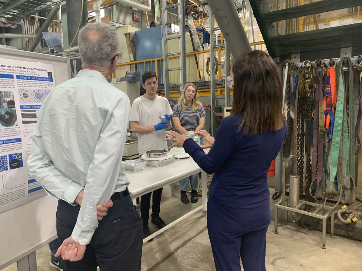 ProfFranKayLamb's tweet photo. Sorting 100 billion particles in less than 5 seconds @UON_NIER Prof Kevin Galvin and his team with @USConGenSydney @UON_research #uswithaus https://t.co/sSld1mryVa