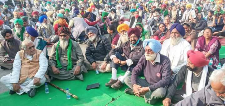 aman_ratia's tweet photo. ਸਾਡਾ ਇਹ ਸੰਘਰਸ਼ ਕਿਸਾਨਾਂ ਦਾ ਸੰਘਰਸ਼ ਹੈ ਸਾਡਾ ਸੰਘਰਸ਼ ਹੈ ਕਿਸਾਨ ਆਗੂ ਤੇ ਜੱਥੇਬੰਦੀਆ ਜੋ ਸਾਲਾਂ ਤੋਂ ਹਮੇਸ਼ਾ ਸਾਡੇ ਨਾਲ ਖੜ੍ਹੀਆਂ ਤੇ ਸਾਡੇ ਹੱਕਾਂ ਲਈ ਲੜੀਆਂ ਅੱਜ ਜੇ ਲੱਖਾਂ ਦੀ ਗਿਣਤੀ 'ਚ ਪੰਜਾਬੀ ਅਤੇ ਭਾਰਤੀ ਦਿੱਲੀ ਬਾਡਰ ਤੇ ਪਹੁੰਚੇ ਤਾਂ ਉਸ ਪਿੱਛੇ ਇਹਨਾਂ ਜੱਥੇਬੰਦੀਆ ਦਾ ਵੱਡਾ ਯੋਗਦਾਨ ਹੈ #KisanProtest
#किसान_एकता_जिंदाबाद https://t.co/KxCTmeDfUd