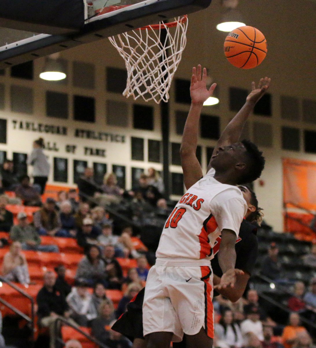 ByronBeers's tweet image. .@TigerTahlequah clobbers Skiatook, 69-38, in head coach Marcus Klingsick&apos;s debut. No. 14 Tigers were led by Qua&apos;shon Leathers&apos; game-high 15 pts. Hayden Wagers and Hayden Smith had 13 each, and Trey Young added 12. tahlequahdailypress.com/sports/tigers-… #okpreps @TahlequahTDP