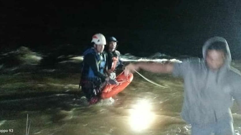 warta_desa's tweet image. KARANGANYAR, WARTADESA. - Petugas SAR Gabungan Kabupaten Pekalongan berhasil mengevakuasi seorang pemancing yang terjebak di tengah Kali Sengkarang saat air bah datang, Selasa (01/12) malam.  #kalisengkarang #pemancing bit.ly/2KXYQX4