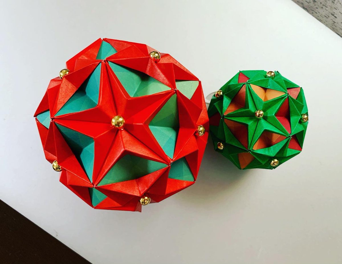 わたこ 楽しい折り紙 Fun Origami 星のくす玉 Youtubeを見て作りました Pieceをのりで繋ぐので 組むというより 工作でした Greenのくす玉は5cm角の折り紙で 折り紙 Origami Kusudama 星のくす玉 Star Christmas Red Green Papercraft
