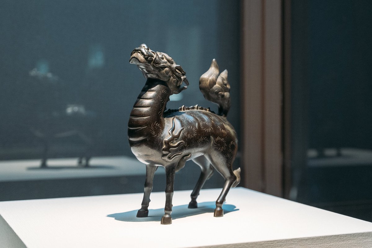 山鹿喜兵衛兼広作「銅製麒麟像」(江戸後期)が奉納されました。この麒麟