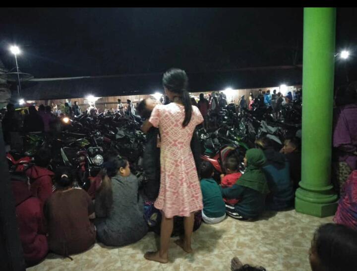 IFRCAsiaPacific's tweet photo. In Java, #Indonesia thousands of people have been evacuated as Mount #Semeru volcano has erupted blanketing the area with ash and sulphur.

Indonesian Red Cross volunteers are providing healthy food and other relief to hundreds of people in safe, temporary shelter. ❤️ https://t.co/jURlBAeVyL
