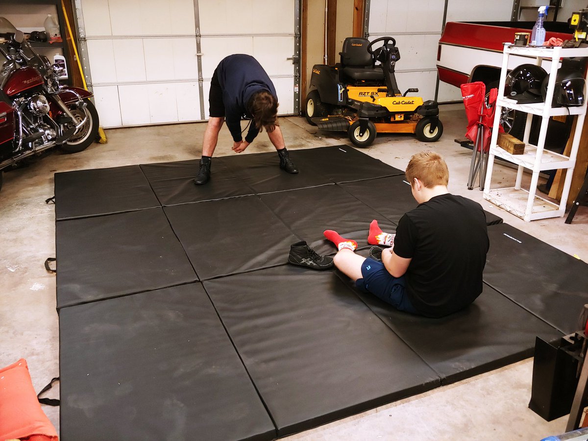 KyleBuckner20's tweet photo. A little mat therapy on our "off" days. Single leg timing, underhook, tabletop, far knee-far ankle, cowboy, hip pressure and escapes. #ACmatmen @AcMaverick #techniquematters https://t.co/oHXOF1ctvo