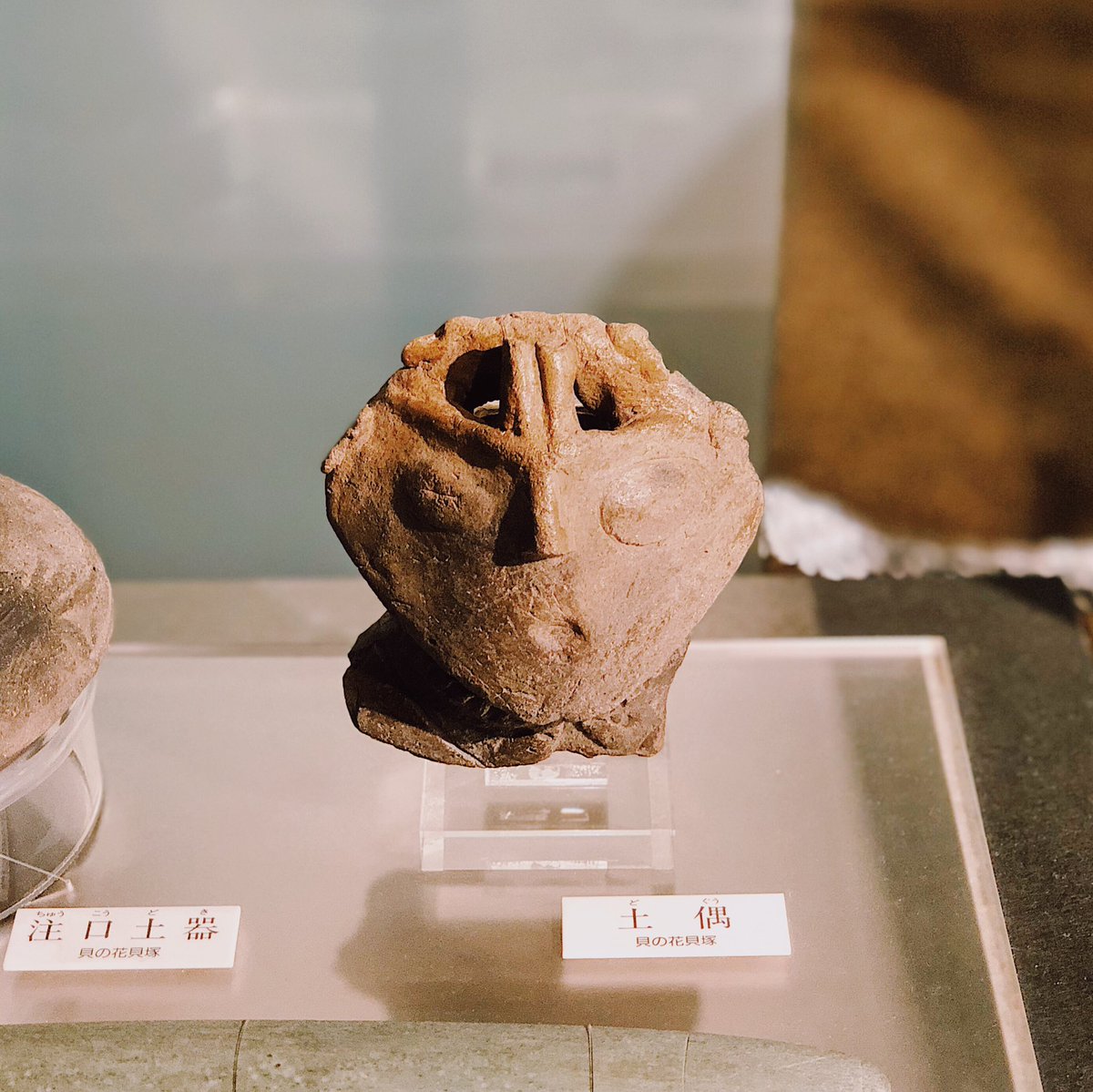 縄文zine Su Twitter 松戸市立博物館の貝の花貝塚の土偶 ウルトラマンのプロトタイプのような顔つき で この土偶 住宅街の 遺跡公園にデカい顔の石像が建っている T Co Mdl8vt5t2k Twitter