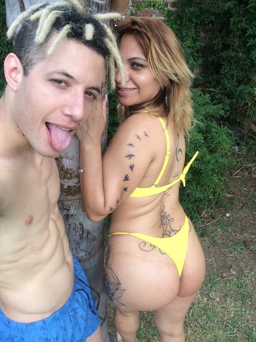 4 pic. Hola bebes RETWEET Y AGREENME!
Gracias x los retweets y agregarme!Vallan a mi perfil de PornHub