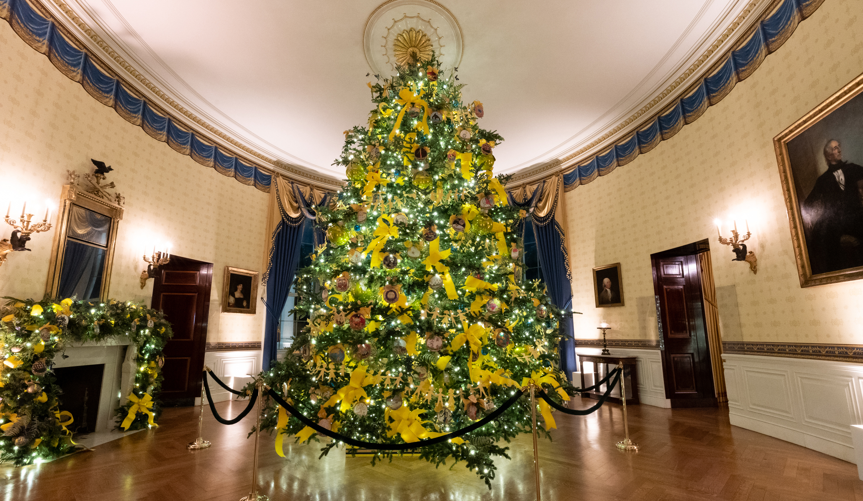 アメリカ大使館 クリスマスシーズンに向けて ホワイトハウスのブルールームが飾り付けられました T Co Y9vu69xpbg Twitter