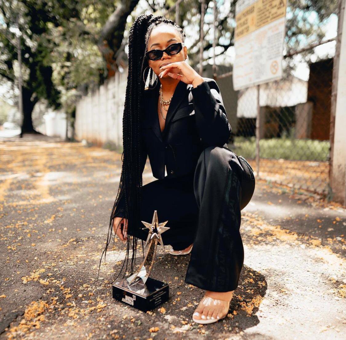 METROFMSA's tweet photo. NEW FESTIVE MUSIC: Songstress @shashaofficial_ drops her brand new track #Woza with us.
#SongsForDecember
#TheMorningFlava
#WakeUpForIt https://t.co/eNsRBsKLSc
