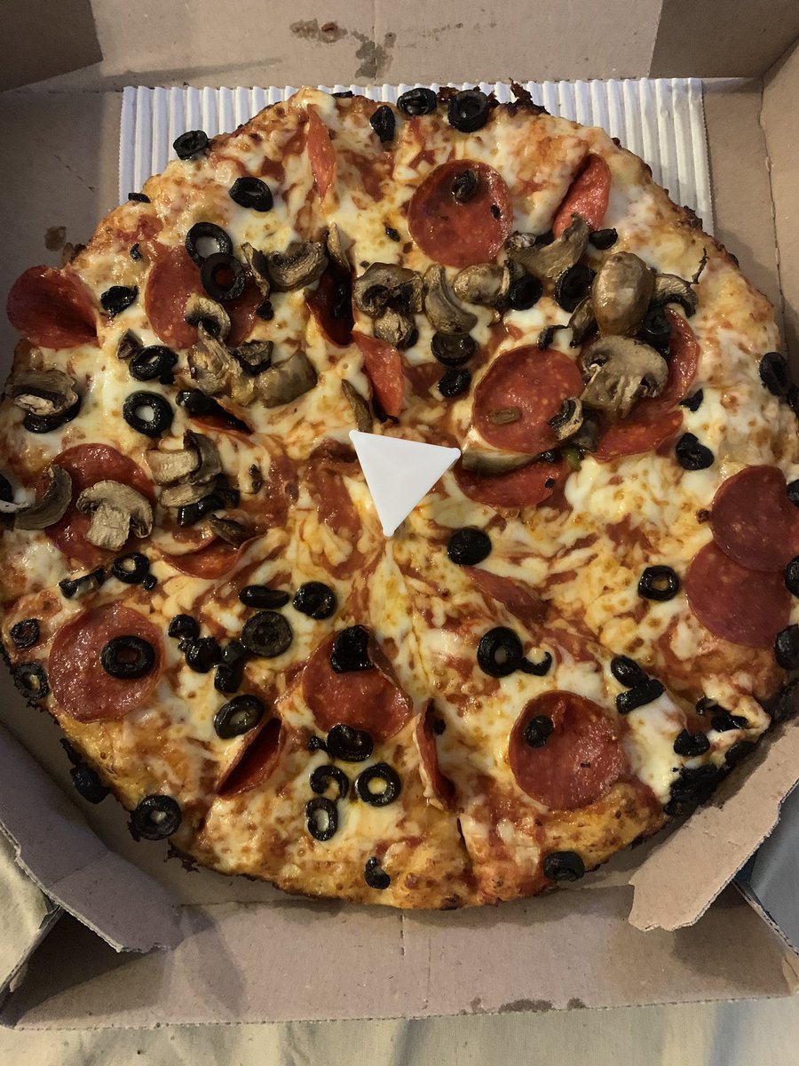 AmyHelene's tweet photo. After the fiasco we immediately ordered again....this time directly from @dominos and we were not disappointed. What pizza delivery should actually look like 👇🏻 https://t.co/wInqvGlDfc
