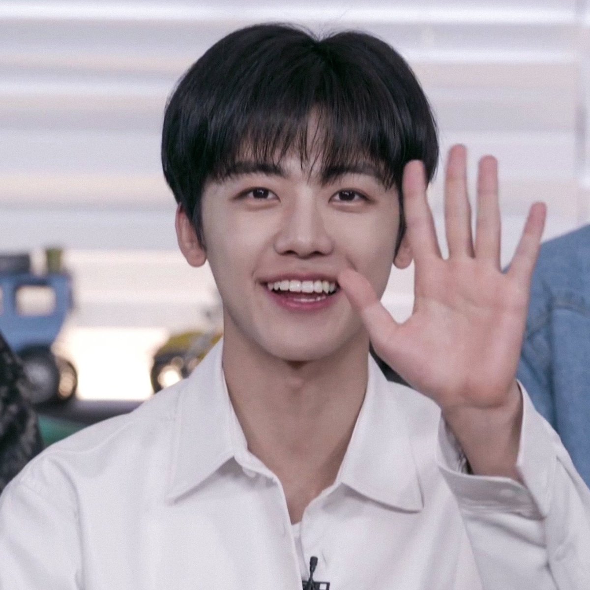 หล่ออะไรขนาดนี้หล่อมากหล่อมายใส่เสื้อเชิ้ตสีขาวหนึ่งปล่อยผมหน้าม้าลุคสบายๆอีกหนึ่ง​ เขาหร่อ​ หร่อที่สุส ㅠㅠㅠㅠㅠㅠㅠㅠㅠㅠㅠㅠㅠㅠ