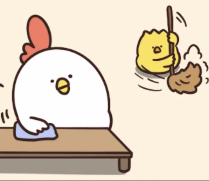 @debu_dori 床掃いてるひよと机拭くだけのでぶどりかわいい 