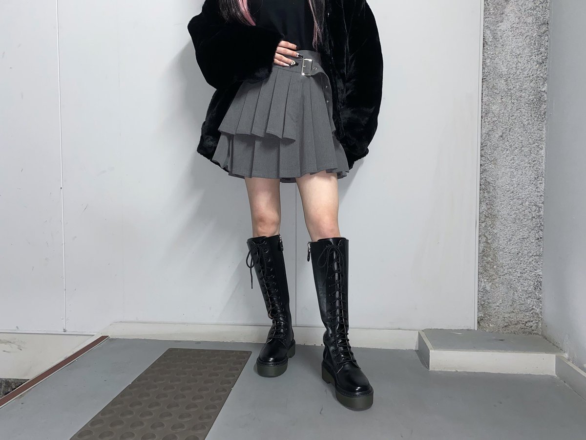 💗NEW item💗
ダブルプリーツミニスカート

color▷black gray
price▷5900+tax 

大人気のシンプルなプリーツミニスカート🥳

今回はダブルプリーツになっているのでガーリーファッション好きにオススメ🤍
こんな感じでオーバーのアウターとロングブーツで合わせるとスタイルもよく見えます🥺